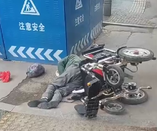 丰城市剑光街道：八旬老人摔倒 社区暖心帮“扶”