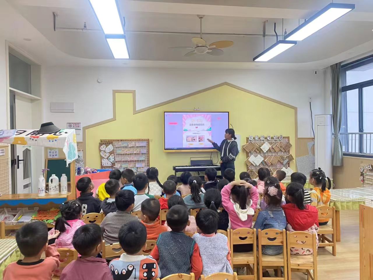 崇仁县第六幼儿园举办食品安全演练及陪餐活动