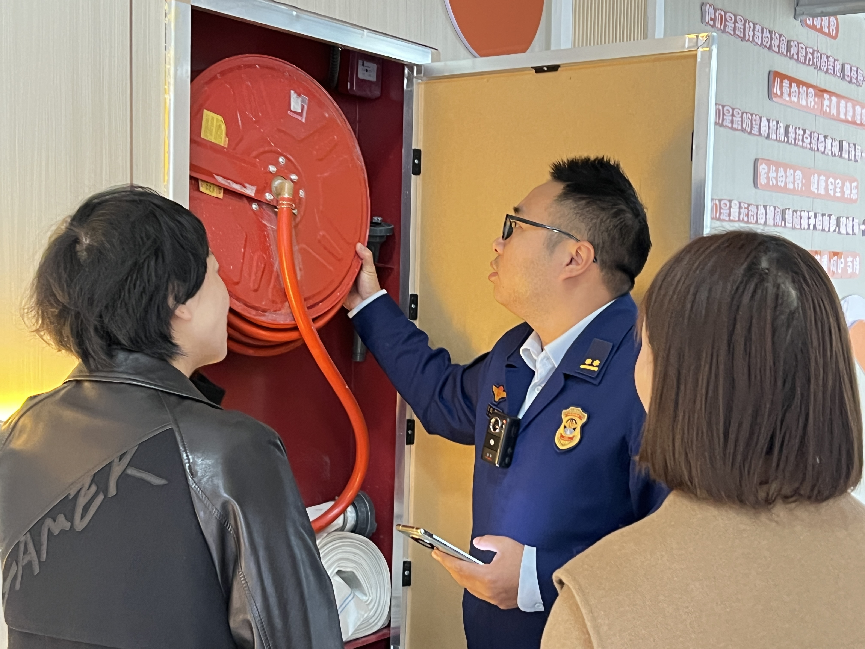宜黄县幼儿园：全面排查消隐患，警校携手护安全