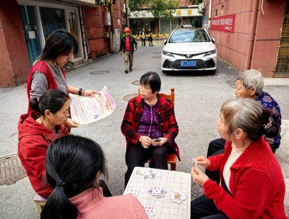 鹰潭市月湖区江边街道赵家弄社区开展家装补贴以旧换新政策宣传活动