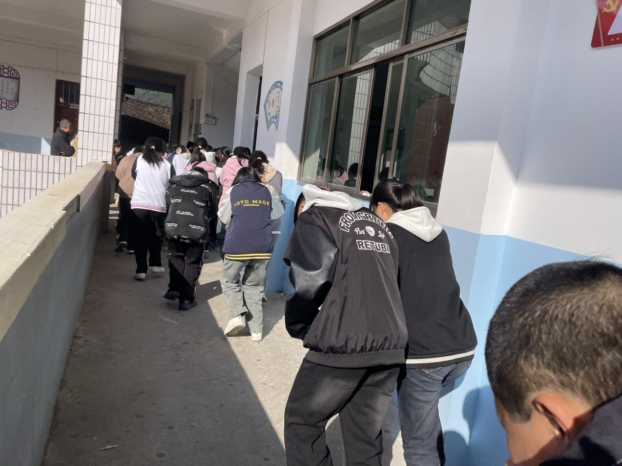乐安县谷岗中学开展“无脚本”消防疏散演练