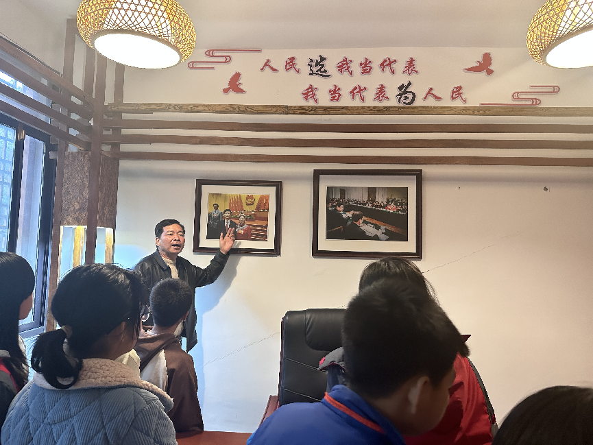 资溪县乌石镇中心小学开展“全国民族团结进步模范兰念瑛典型事迹”学习活动