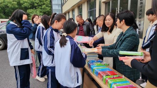 丰城市剑南街道开展“手拉手 传书香”活动