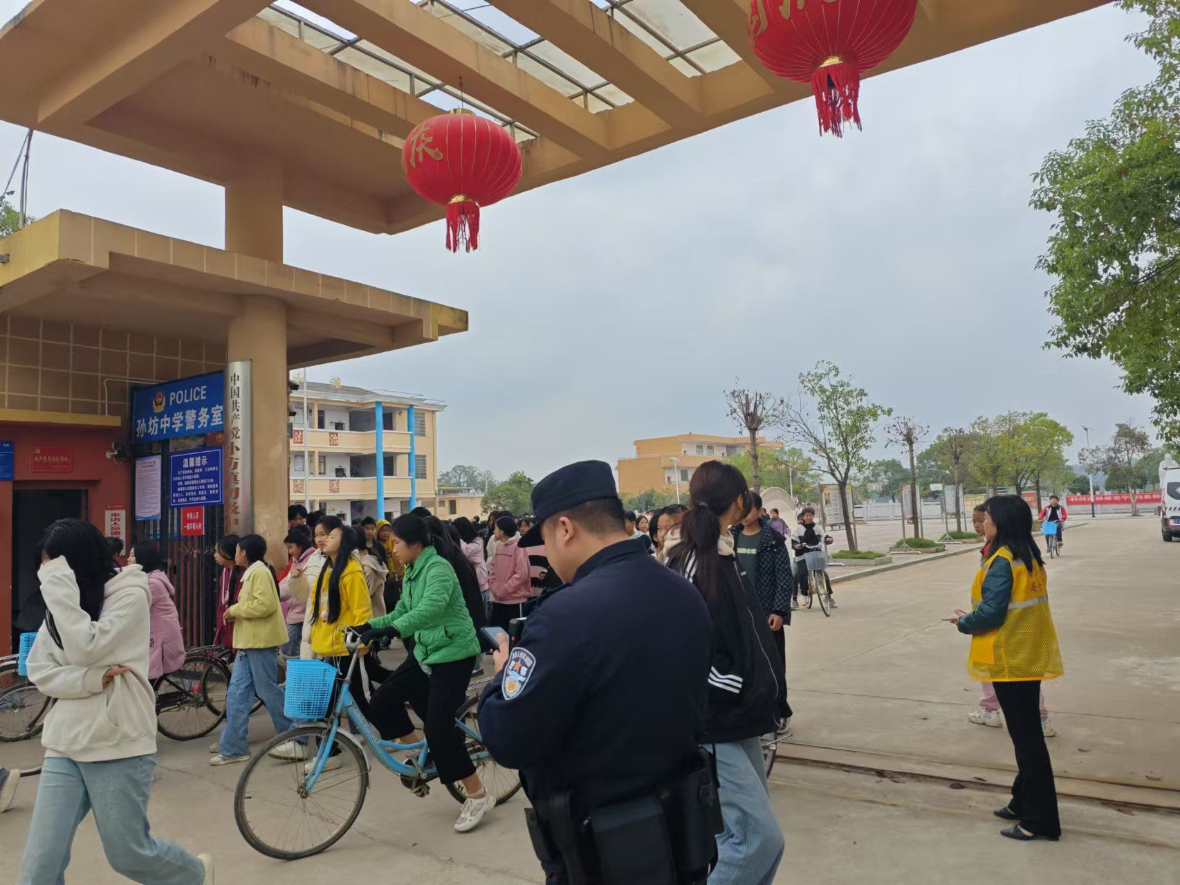 崇仁县孙坊镇初级中学：站好“护学岗” 守护上学“平安路”