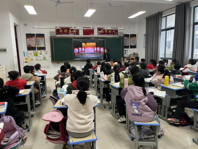 崇仁第二小学宪法宣传周活动