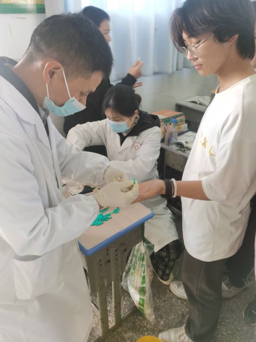 宜春市袁州区三阳镇中心卫生院为千名学生开展乙肝项目免费检测