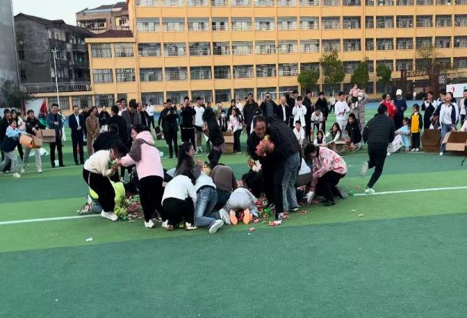 为“爱”狂奔，纵享“食”光——南城县实验中学班主任“为学生抢零食”大赛活动