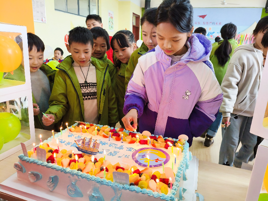 崇仁县宝水实验学校关工委举办“闪闪发光的我们”留守儿童生日会