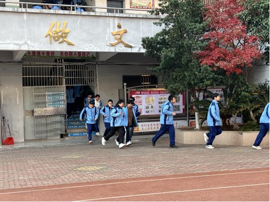 “练”在平时，“安”在身边——临川六中开展无脚本逃生演练