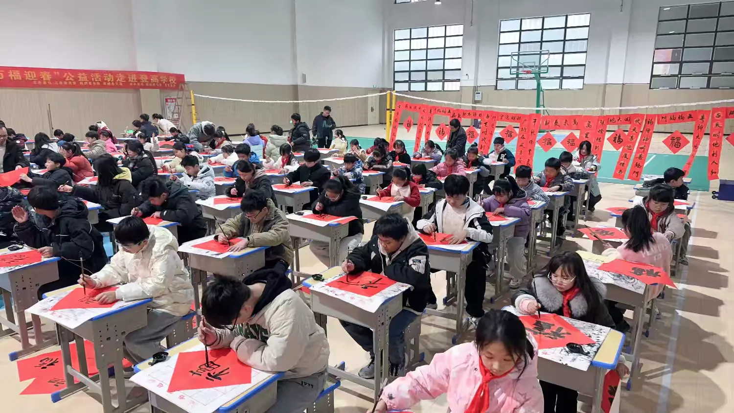百人挥墨迎新春，满校呈祥启瑞年——南城县登高学校开展“迎新春 送万福”百人书法活动