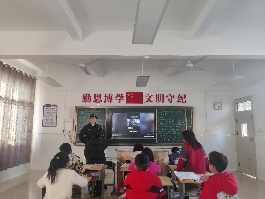 资溪县公安局乌石派出所开展“法治进校园 护航助成长”活动