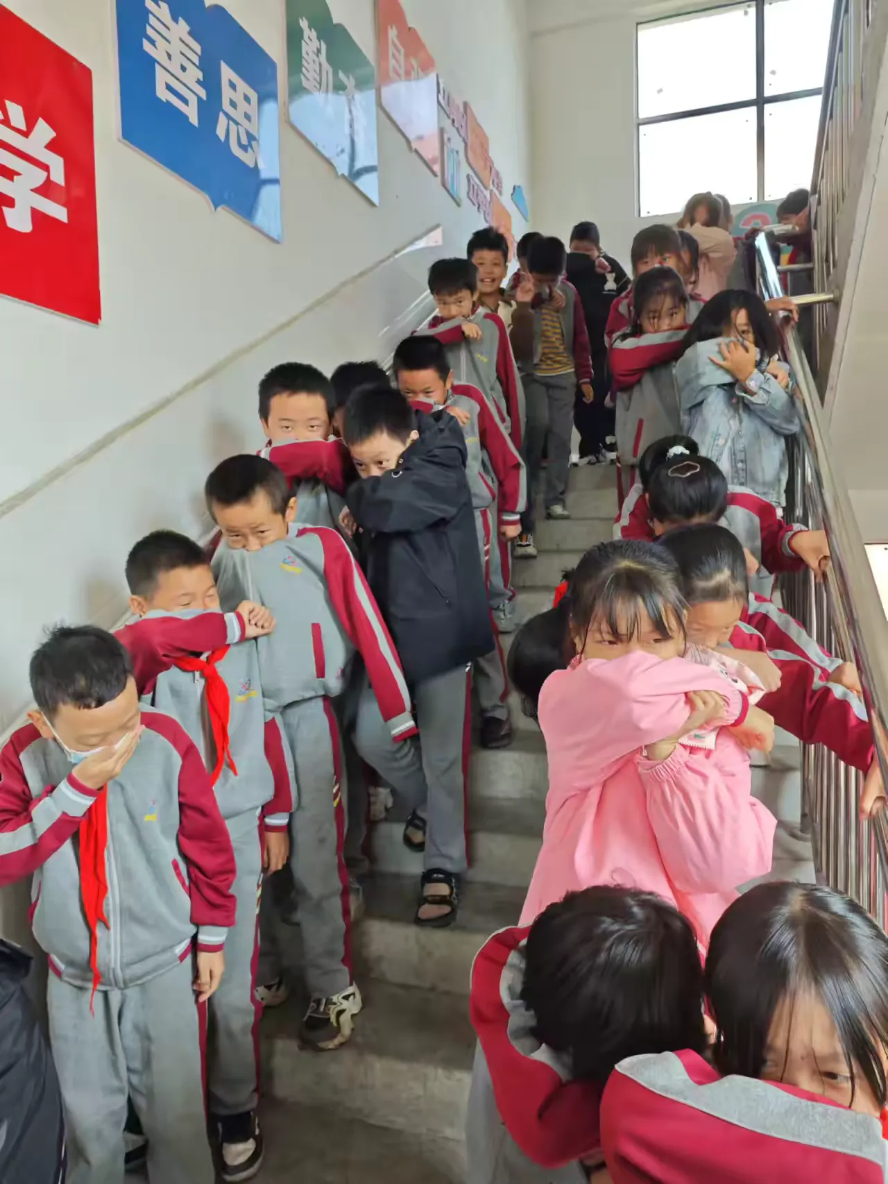 消防安全演练，共筑平安校园——东乡区王桥镇小学“无脚本”消防演练活动