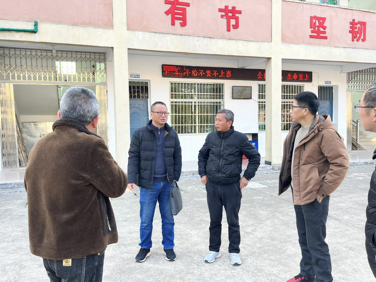 南城县教体局党委委员、县总督学张鹏深入浔溪乡初级中学调研优化教育资源配置工作