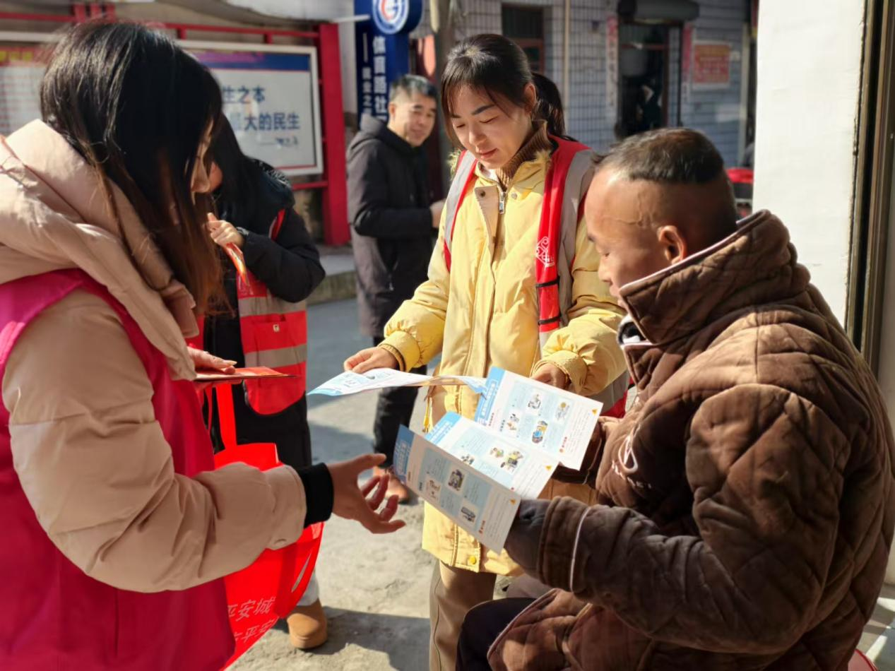 城市社区扎实开展医保政策宣传活动