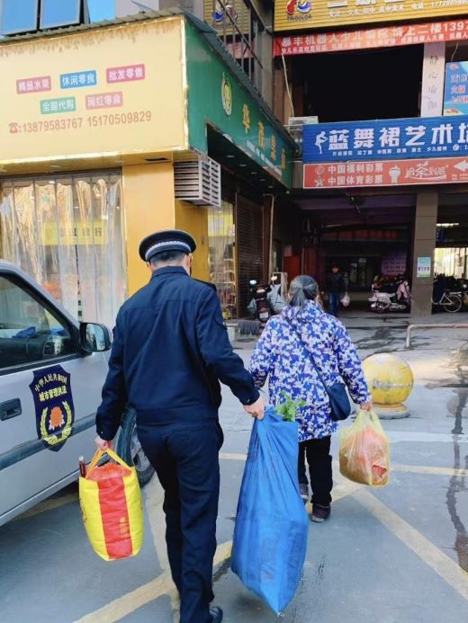 江西铜鼓：暖心执法绘就城市温情画卷