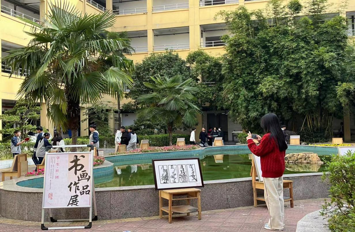 南城县实验中学素质展评周：学生社团书画作品展掠影
