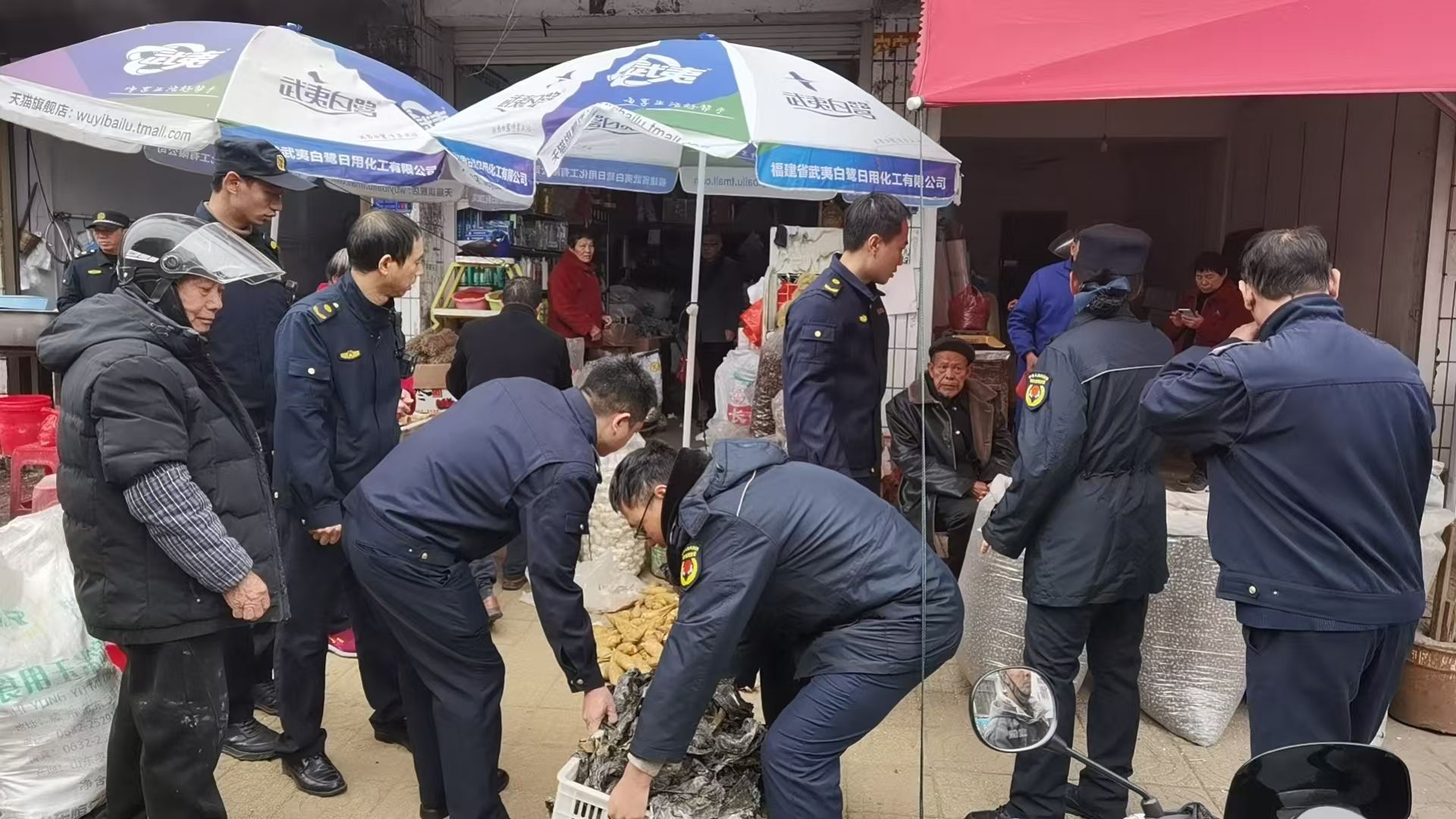 南城城管：治理露天市场，还市民一片洁净天地