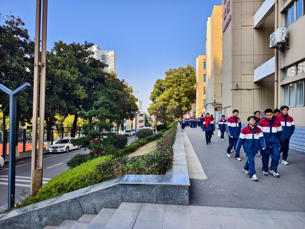 “人车分流”平安伴，共建和谐美校园—九江市第十一中学成立校园安全引导小组