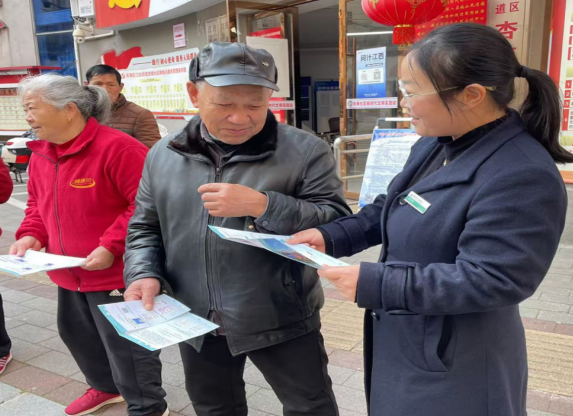 鹰潭市月湖区江边街道杏南社区开展“政策宣传暖人心 医疗养老有保障”便民服务宣传活动