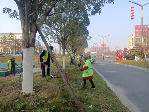 江西万载：“干净”迎双节 环境提升不停歇