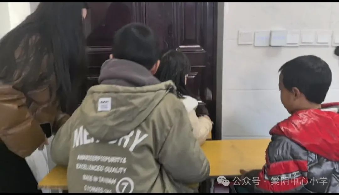 反恐防暴演习进校园共筑师生安全线——宜黄县棠阴中小学2024秋季防暴安全演练