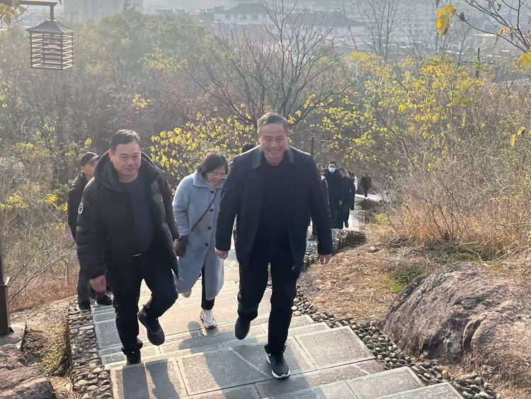 登峰凝力铸师魂，跃步启途新征程——南城县里塔镇中心小学教育工会2025年元旦登山远足活动