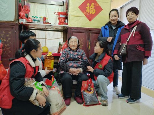 丰城市剑光街道：元旦敬老情意浓 百岁老人乐开怀
