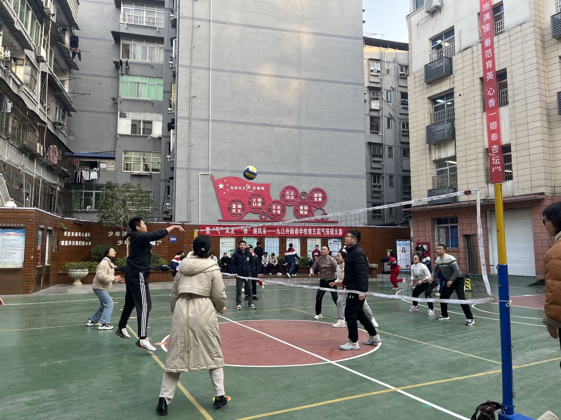 校园气排球赛活力开赛，青春热血点燃赛场——九江外国语学校举行第五届气排球比赛