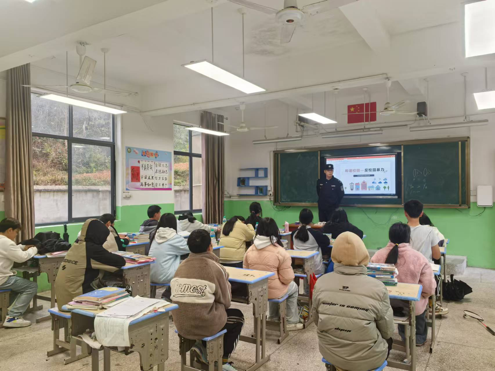 资溪县公安局高田派出所到高田中学开展预防校园霸凌讲座