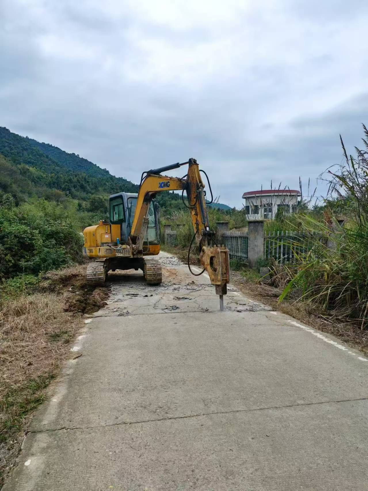乐安县交通运输局：低温雨雪来临前，紧急修复塌陷路面解民忧