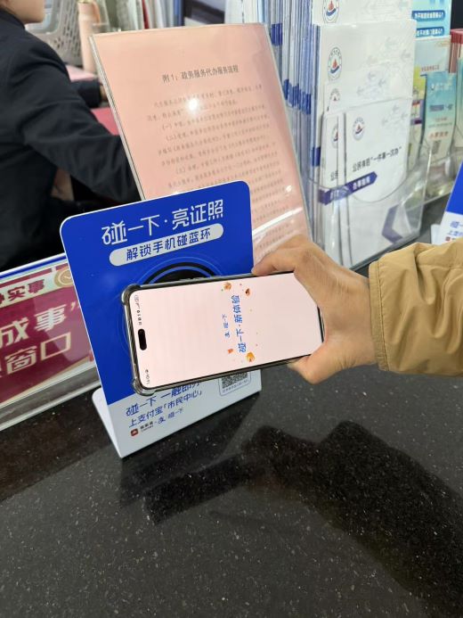 万载县政务服务大厅打造 “一碰即知”“一触即办”新体验！
