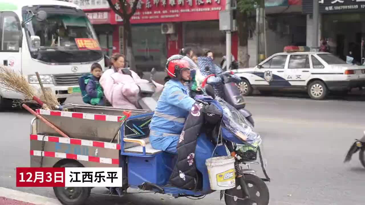 江西乐平：环卫工街边捡到15万如数归还 失主：还是好人多