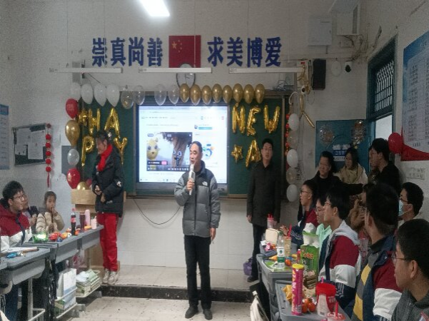 舞动青春 歌声飞扬——九江三中高二年级各班举办班级元旦联欢会