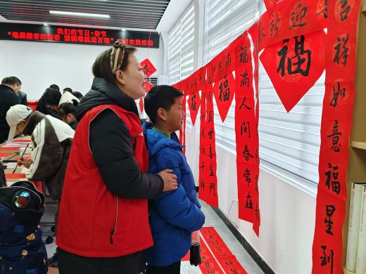 宜丰县耶溪社区：笔墨凝香迎新春 情满耶溪送百福