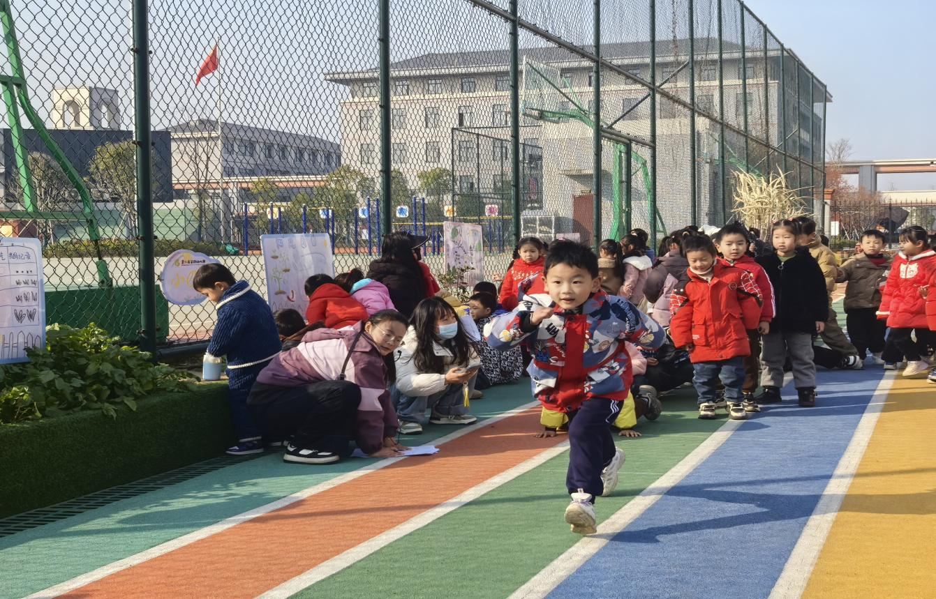 崇仁县第四幼儿园“萌娃体测秀，活力绽童年”体能测试活动关工委