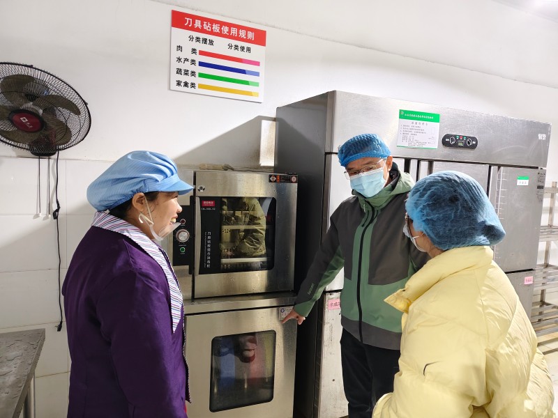 筑牢食安防线——九江市第十一中学开展食堂食品安全大检查