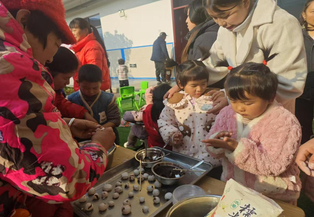逛庙会，扬民俗，品年味——崇仁县白陂乡中心幼儿园关工委举办“喜迎蛇年 庙不可言”庙会游园活动