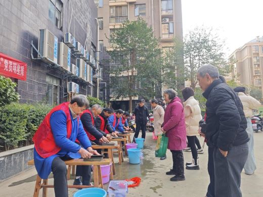 宜丰县崇文社区：“磨刀霍霍”迎新年 贴心服务送门前