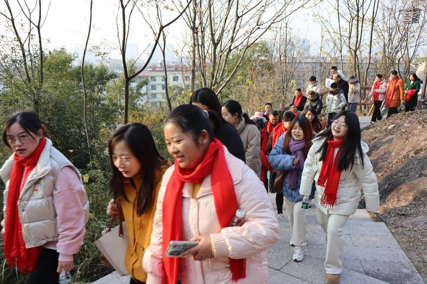 筑同心 踏征程 攀高峰——南城县泰伯学校迎新年教职工登山活动