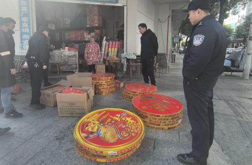 宜丰县城区中心竟藏有烟花爆竹，当场查获！
