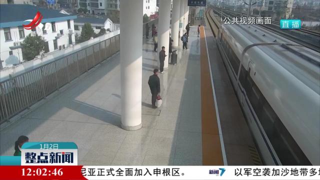 乘客遗失贵重行李箱 乘警帮忙追回