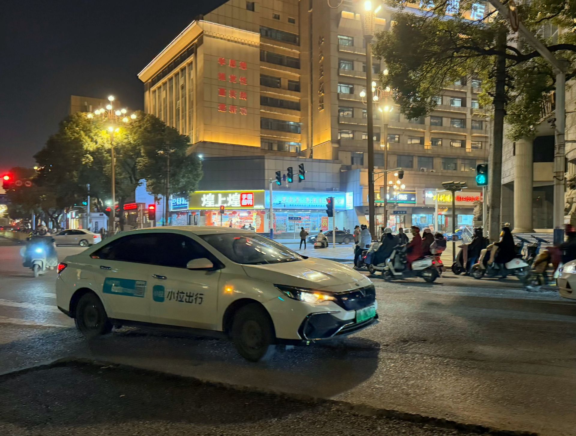 春运网约车迎高峰 后备箱满载爱与期待