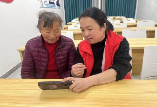 丰城市龙津洲街道开展“亲情连线 情暖人心”志愿服务活动