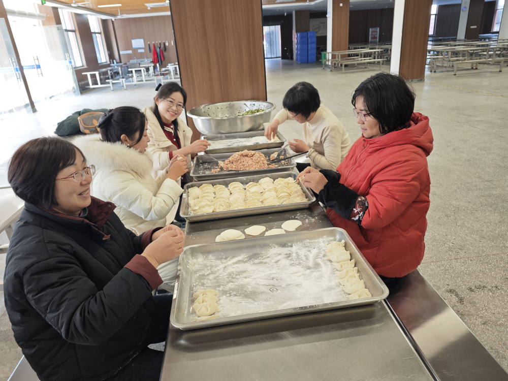 九江市柴桑区二中举行教职工包饺子活动迎新年