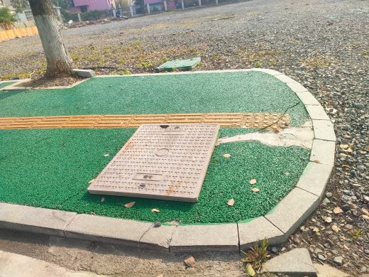宜春市宜阳新区官园街道：及时更换破损井盖 守护市民“脚下”安全