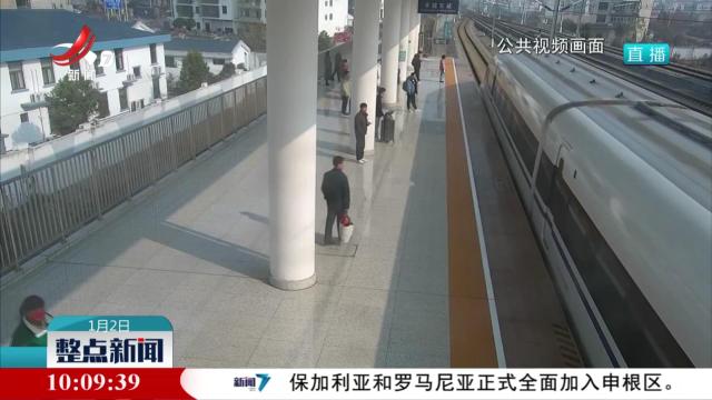 乘客遗失贵重行李箱 乘警帮忙追回