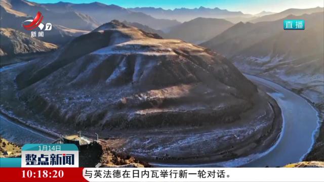 冰封“长江第一湾” 宛如翡翠玉带