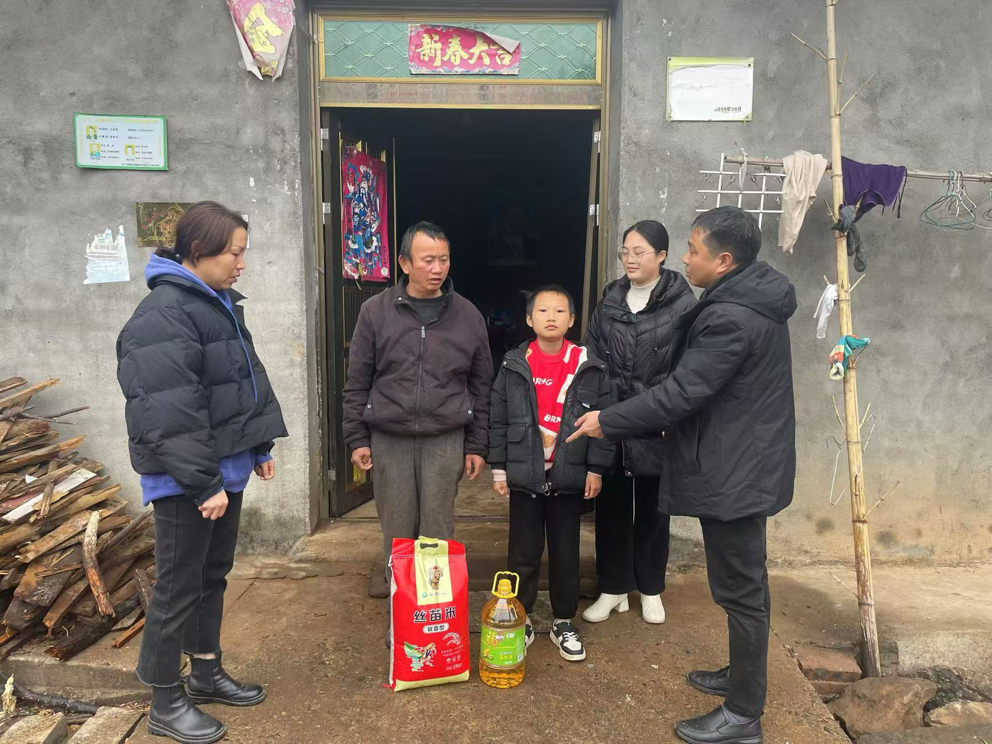 新春送温暖，关爱暖人心——崇仁县巴山镇中心小学关工委走访困难学生