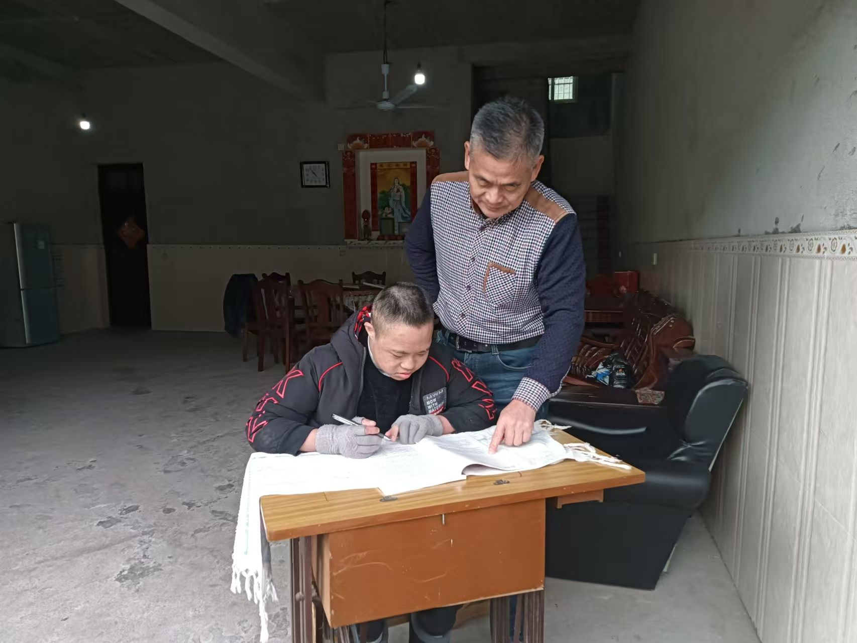 南城县万坊中学：知识传递 爱心上门
