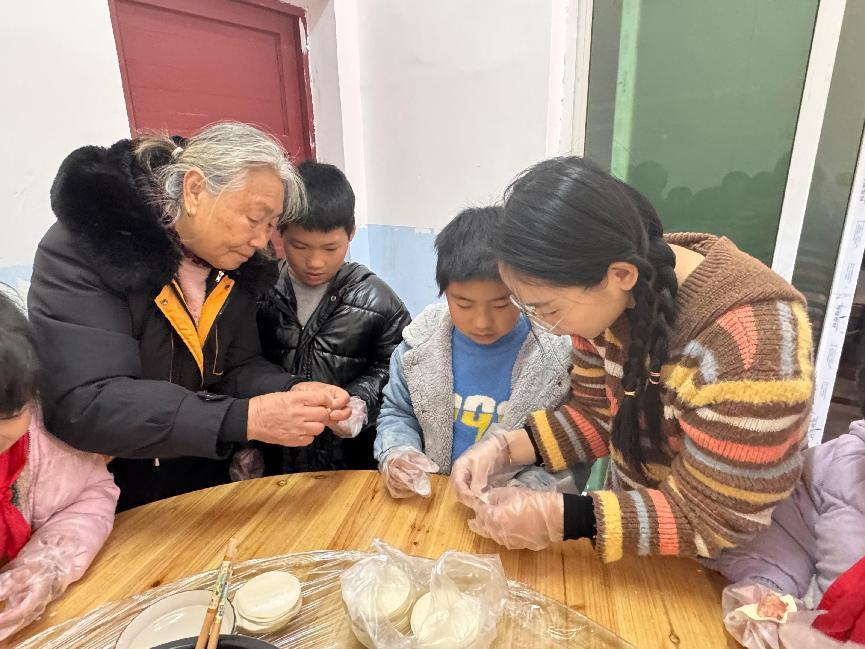 饺香暖冬日，师生共庆年——南城县洪门镇中心小学2025年庆元旦包饺子活动